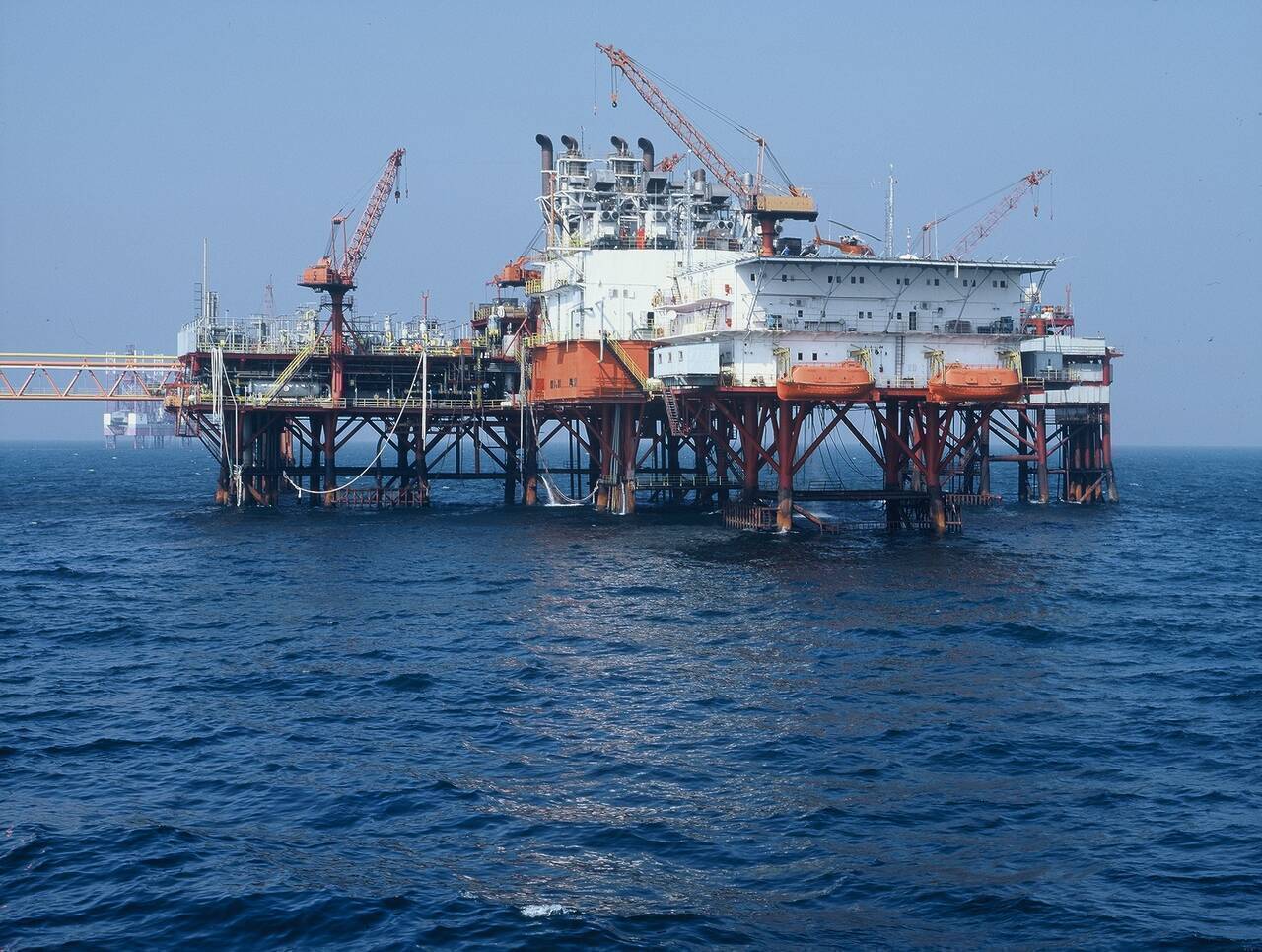 Un gigant prezent și în România a câștigat primul contract de la ExxonMobil pentru Neptun Deep