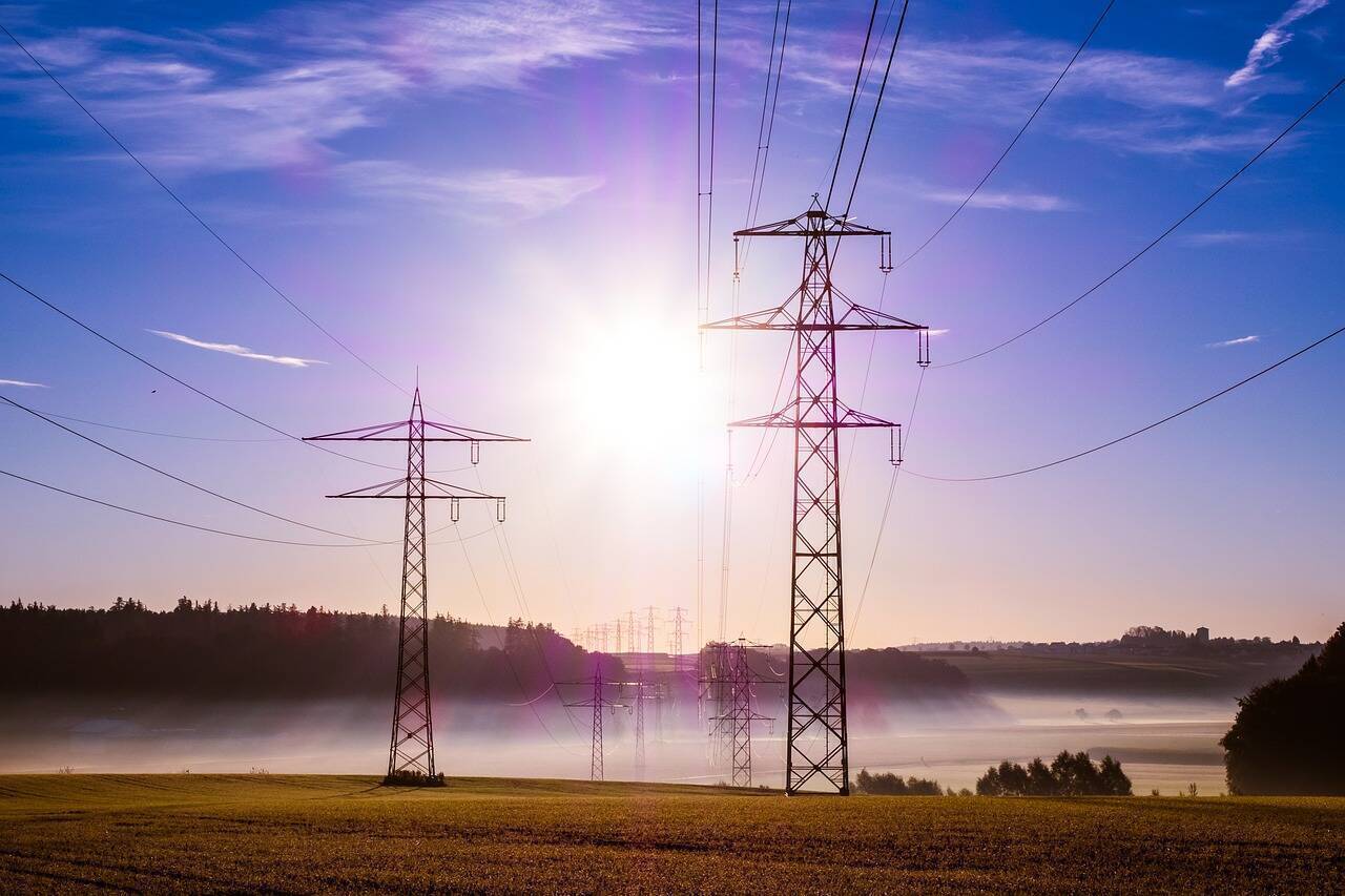 Transelectrica: Linia electrică de 400 kV Oradea-Bekescsaba, deblocată după 10 ani
