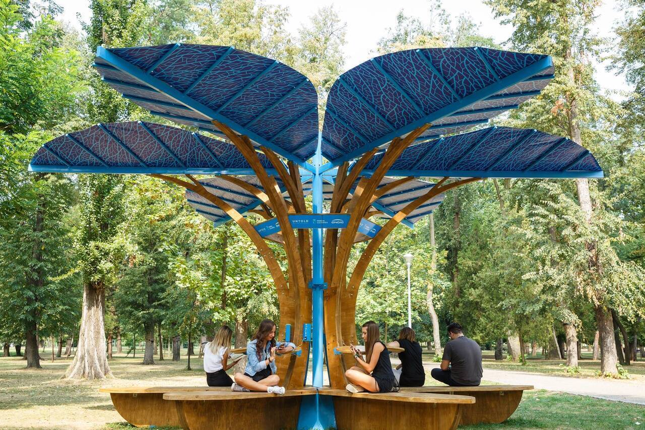 Trei tineri arhitecți români au creat încărcătoare solare urbane, pe care le fabrică la Brăila