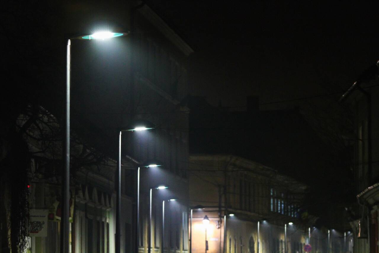 Orașul din România care devine tot mai „smart”: va avea stâlpi de iluminat cu wifi, bănci cu încărcare USB și stații pentru biciclete electrice