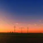 sursa foto: https://pixabay.com/photos/sunset-countryside-power-lines-3442835/