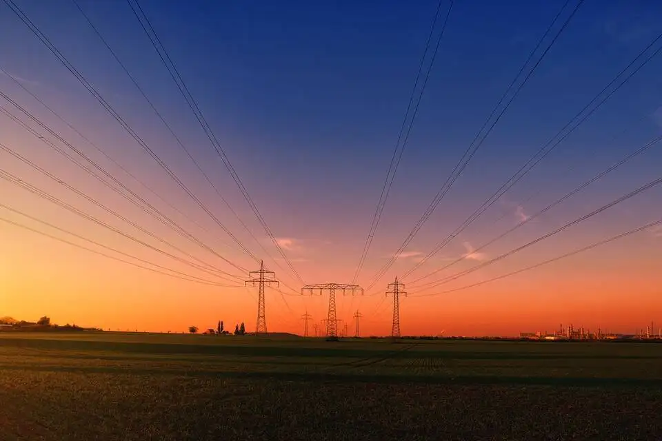 sursa foto: https://pixabay.com/photos/sunset-countryside-power-lines-3442835/