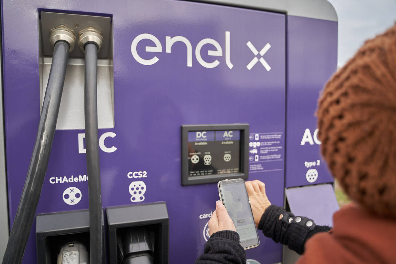 Enel X a pus în funcțiune șase stații de încărcare a vehiculelor electrice în Constanța. Unde sunt situate și cât costă alimentarea