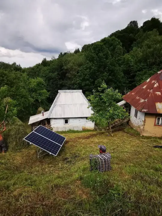 Sistem fotovoltaic pentru casa din Apuseni - sursa foto Dumitru Chisalita, Facebook