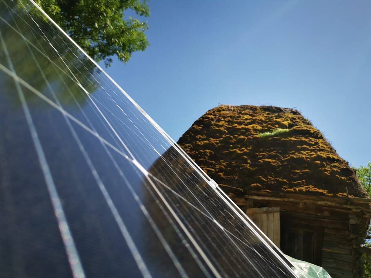 Sisteme fotovoltaice la case din Apuseni - sursa foto: Dumitru Chisalita, Facebook