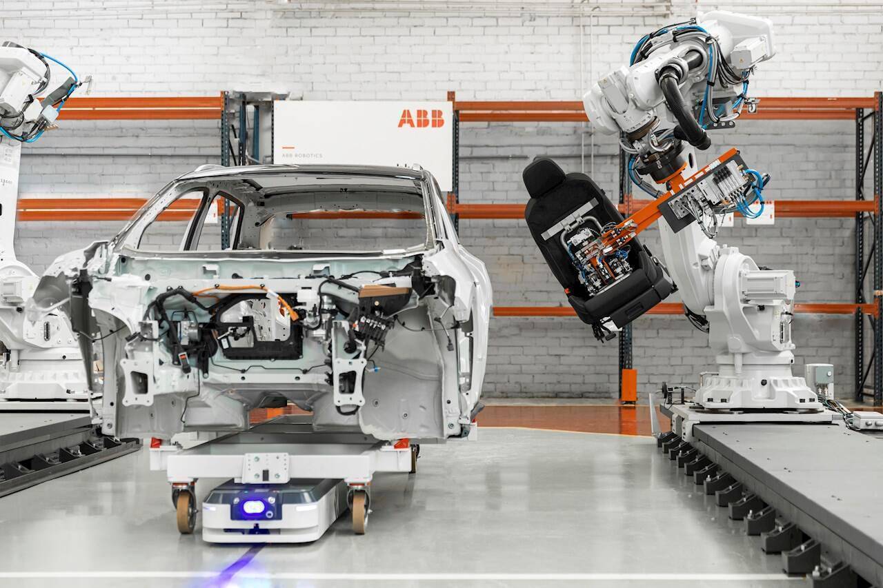 ABB achiziționează ASTI Mobile Robotics Group pentru a introduce noua generație de automatizare flexibilă cu roboți mobili autonomi