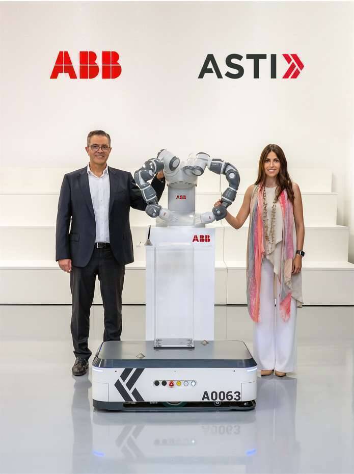 Sami Atiya, Președintele business-ului Robotics & Discrete Automation al ABB și Veronica Pascual Boé, ASTI CEO - sursa foto: ABB