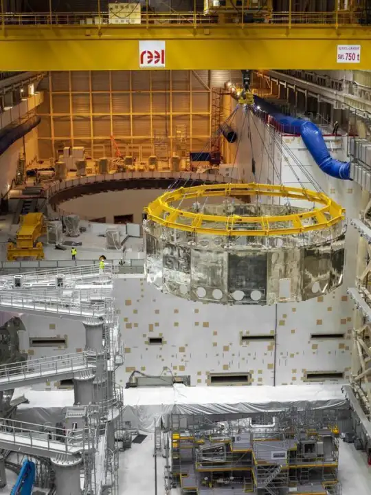 FIRST THERMAL SHIELD INSTALLED IN PIT On 14 January 2021, the ITER assembly and construction teams successfully insert the cylindrical lower cryostat thermal shield into the Tokamak pit. - sursa foto: https://www.iter.org/