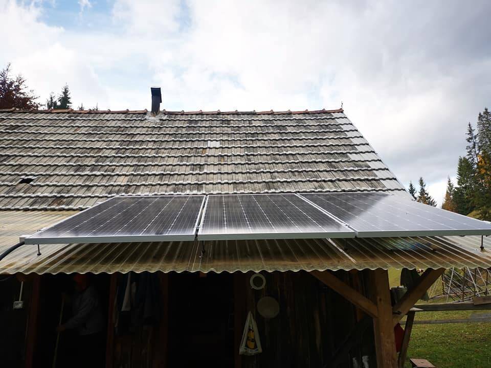 Cinci case izolate din satul Puntea Lupului au acum curent electric prin proiectul ”Energie pentru viață” 