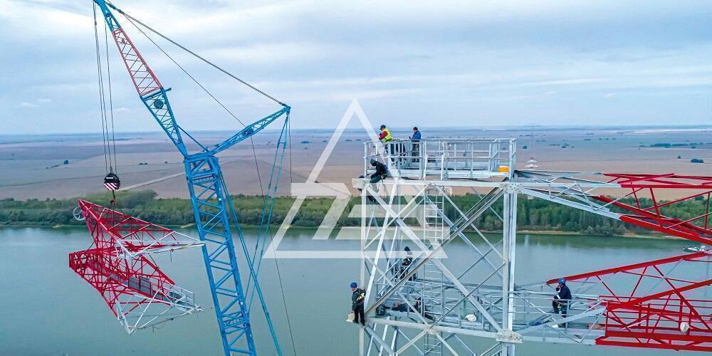 GALERIE FOTO // Lucrare unică în România: Cei mai înalți stâlpi din rețeaua electrică de transport, ridicați pe Linia Electrică Aeriană 400 kV Cernavodă-Stâlpu