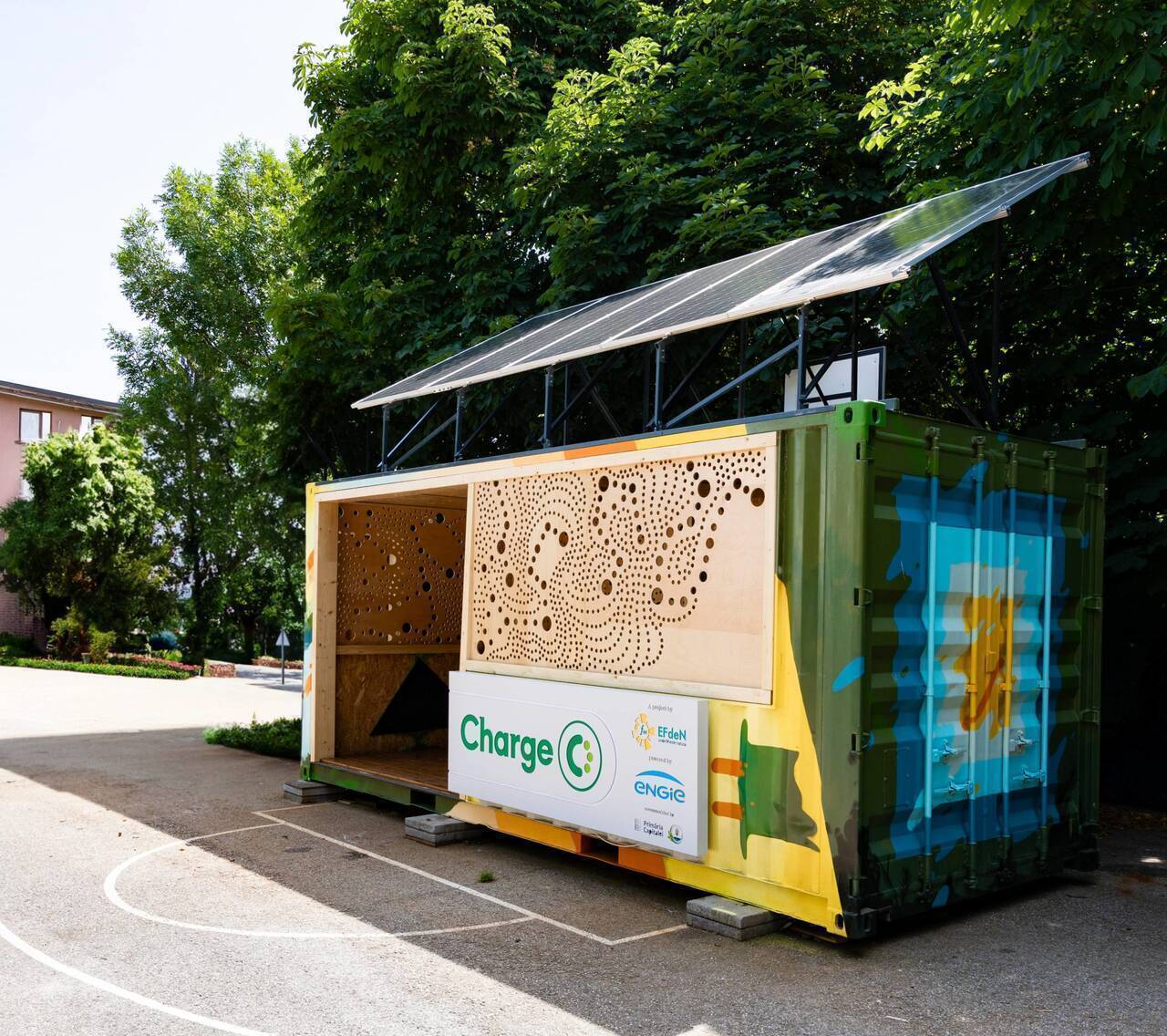 A fost lansat rCharge, un prototip de stație de încărcare pentru trotinete și biciclete electrice cu energie verde