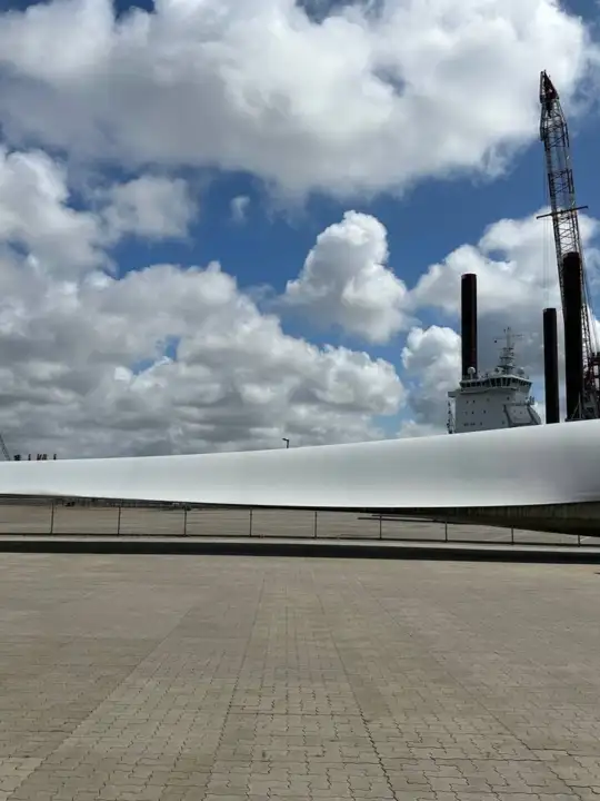 Compenente turbine eoliene offshore, Portul Esbjerg, Danemarca - sursa foto: NewsEnergy.ro