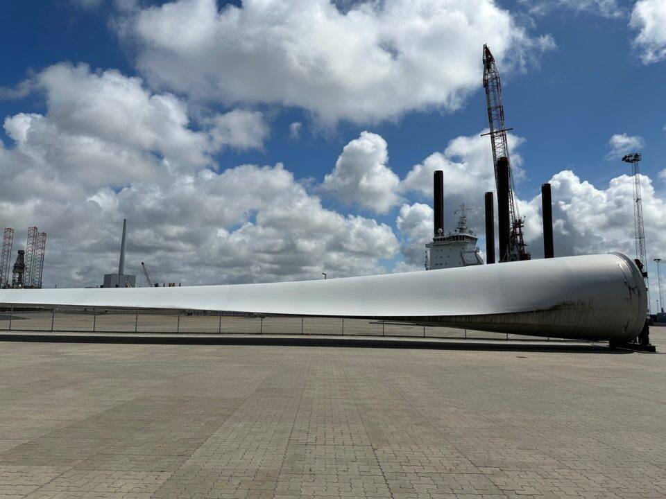Compenente turbine eoliene offshore, Portul Esbjerg, Danemarca - sursa foto: NewsEnergy.ro