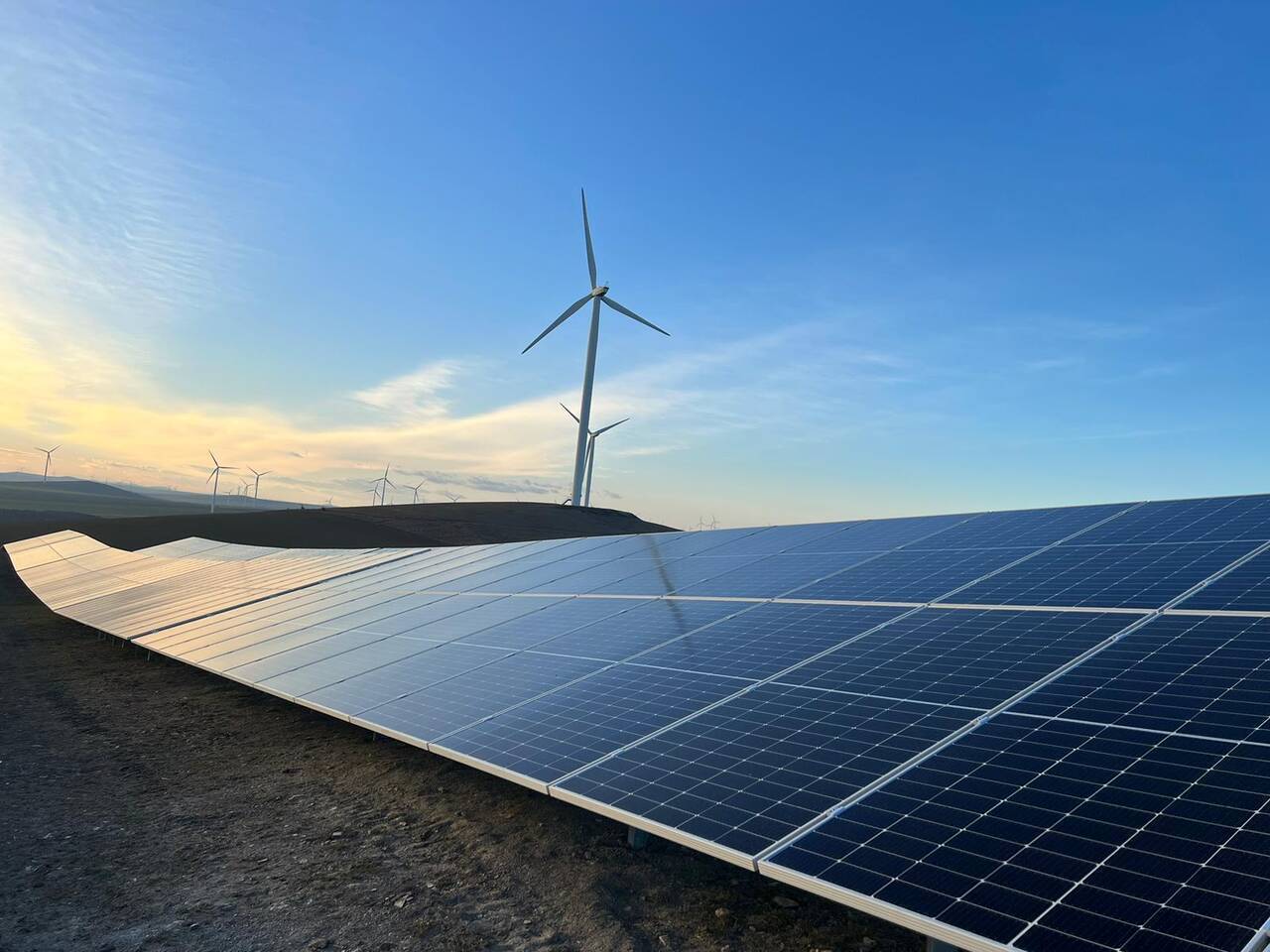 Parapet și Blue Line Energy anunță finalizarea lucrărilor la prima centrală mixtă fotovoltaică și eoliană din țară, în județul Tulcea