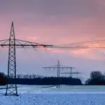energie, retele electricitate - sursa foto: Pixabay.com (https://pixabay.com/photos/field-high-voltage-pylons-7816810/)