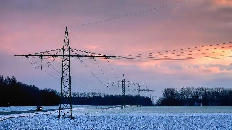 energie, retele electricitate - sursa foto: Pixabay.com (https://pixabay.com/photos/field-high-voltage-pylons-7816810/)