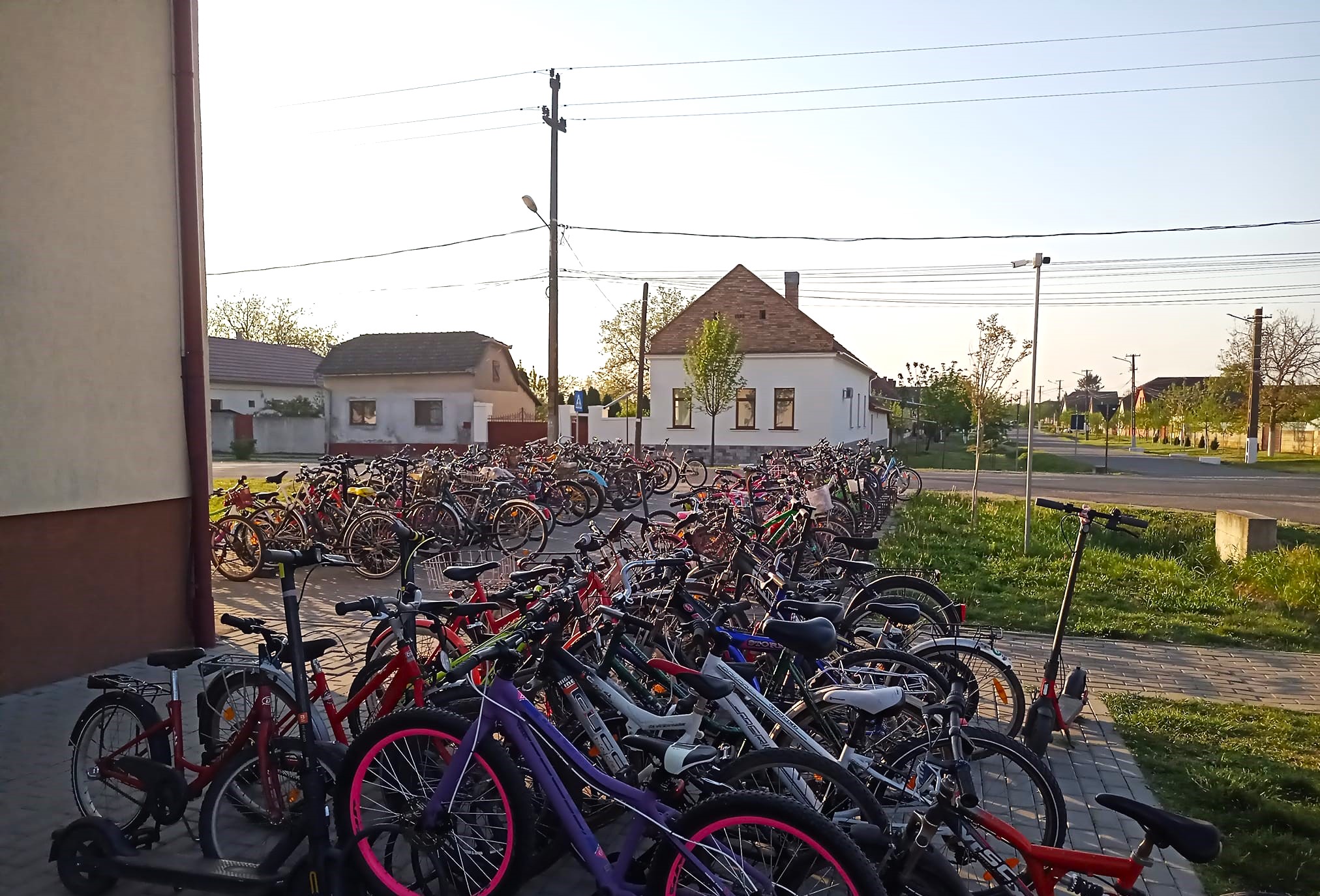 „O mare de biciclete” în faţa şcolii din comuna arădeană Semlac, unde jumătate dintre elevi pedalează