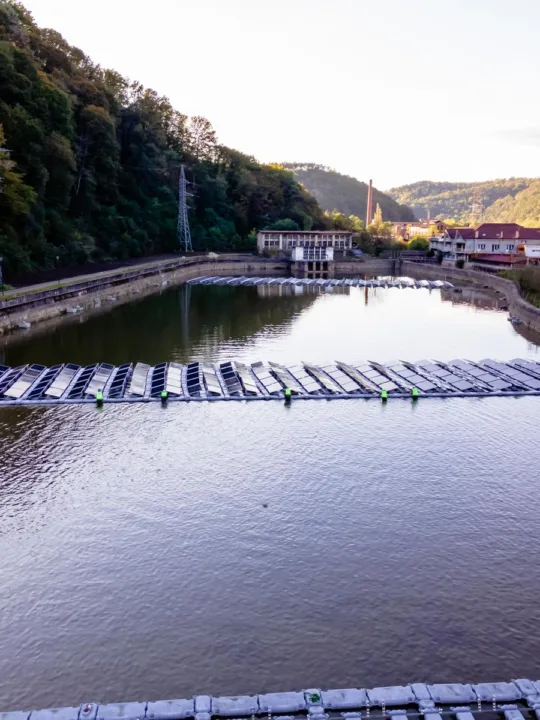 TMK Hydroeneregy Power, parte a Grupului Evryo, marchează o premieră la nivel național, prin punerea în funcțiune a primului sistem plutitor de energie fotovoltaică din România, de scară mare pe Lacul Grebla, în județul Caraș Severin