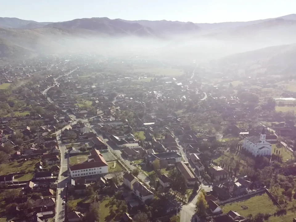 Incalzire cu biomasa in mediul rural - reportaj comuna Ghelinta, judetul Covasna (sursa: NewsEnergy.ro)