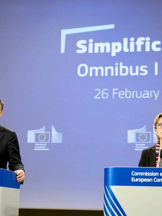 FOTO: Valdis Dombrovskis, comisarul european pentru economie și productivitate și comisarul european pentru implementare și simplificare, și Maria Luís Albuquerque, comisar european pentru servicii financiare și Uniunea de economii și investiții, susțin o conferință de presă despre pachetele Omnibus privind sustenabilitatea și simplificarea investițiilor. Sursa foto: EC - Audiovisual Service, ©European Union, 2025