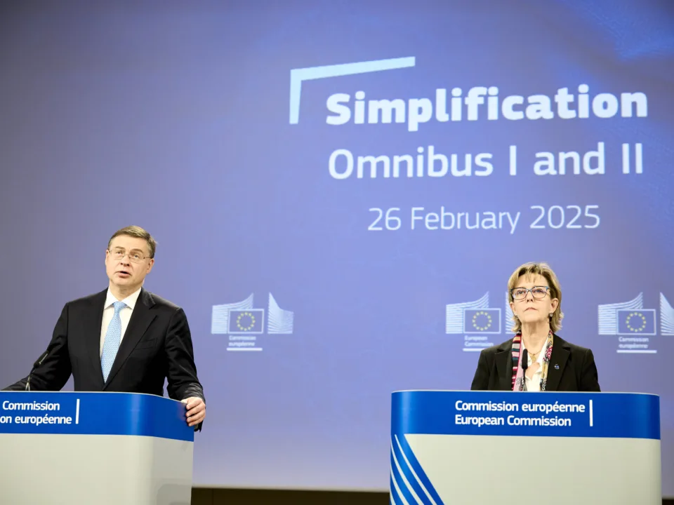 FOTO: Valdis Dombrovskis, comisarul european pentru economie și productivitate și comisarul european pentru implementare și simplificare, și Maria Luís Albuquerque, comisar european pentru servicii financiare și Uniunea de economii și investiții, susțin o conferință de presă despre pachetele Omnibus privind sustenabilitatea și simplificarea investițiilor. Sursa foto: EC - Audiovisual Service, ©European Union, 2025