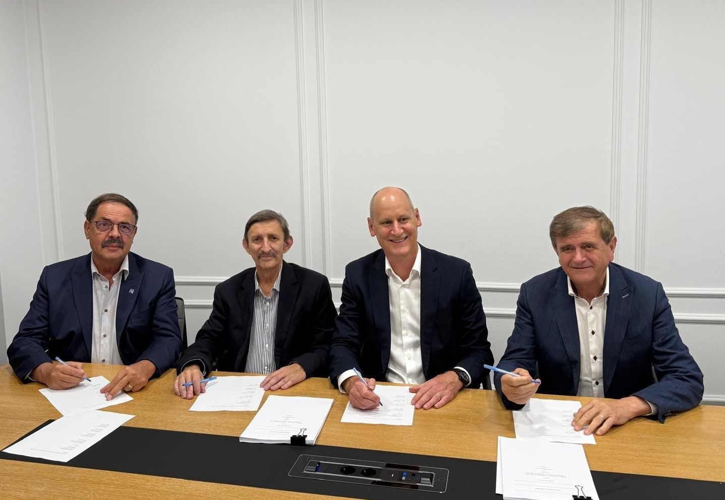 Semnare tranzactie VINCI Energies - EnergoBit (sursa foto: EnergoBit)