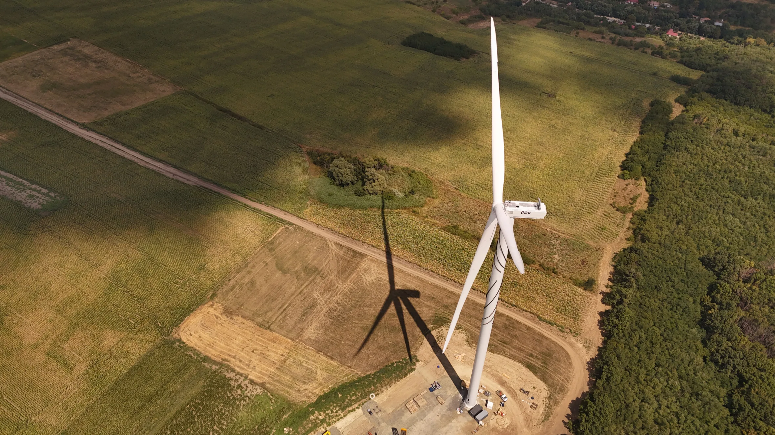A început instalarea turbinelor la cel mai mare parc eolian din Moldova