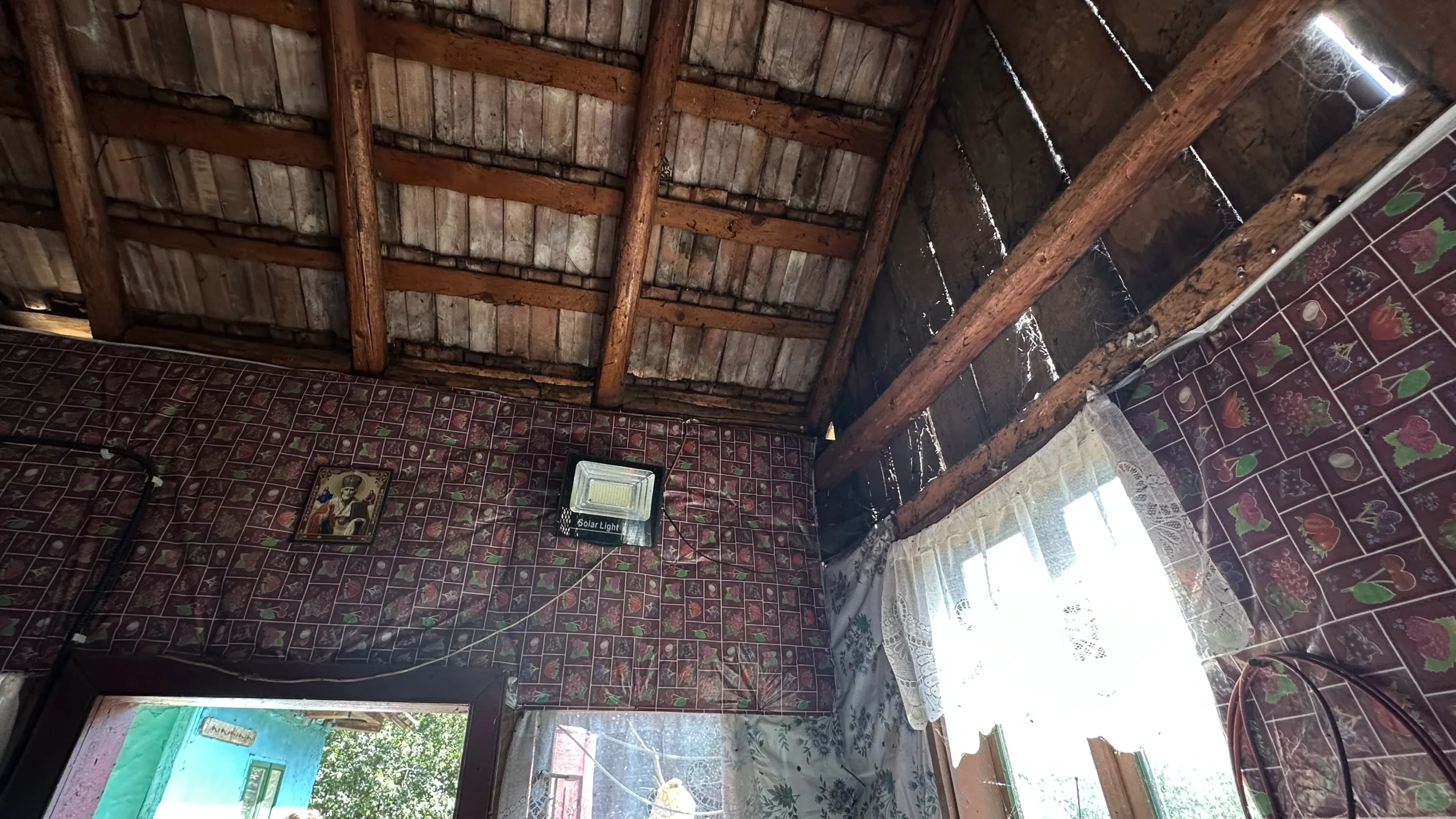 Acasă la nea Gheorghe (71 ani), din cătunul Gura Mili, comuna Siriu, jud. Buzău - foto: NewsEnergy