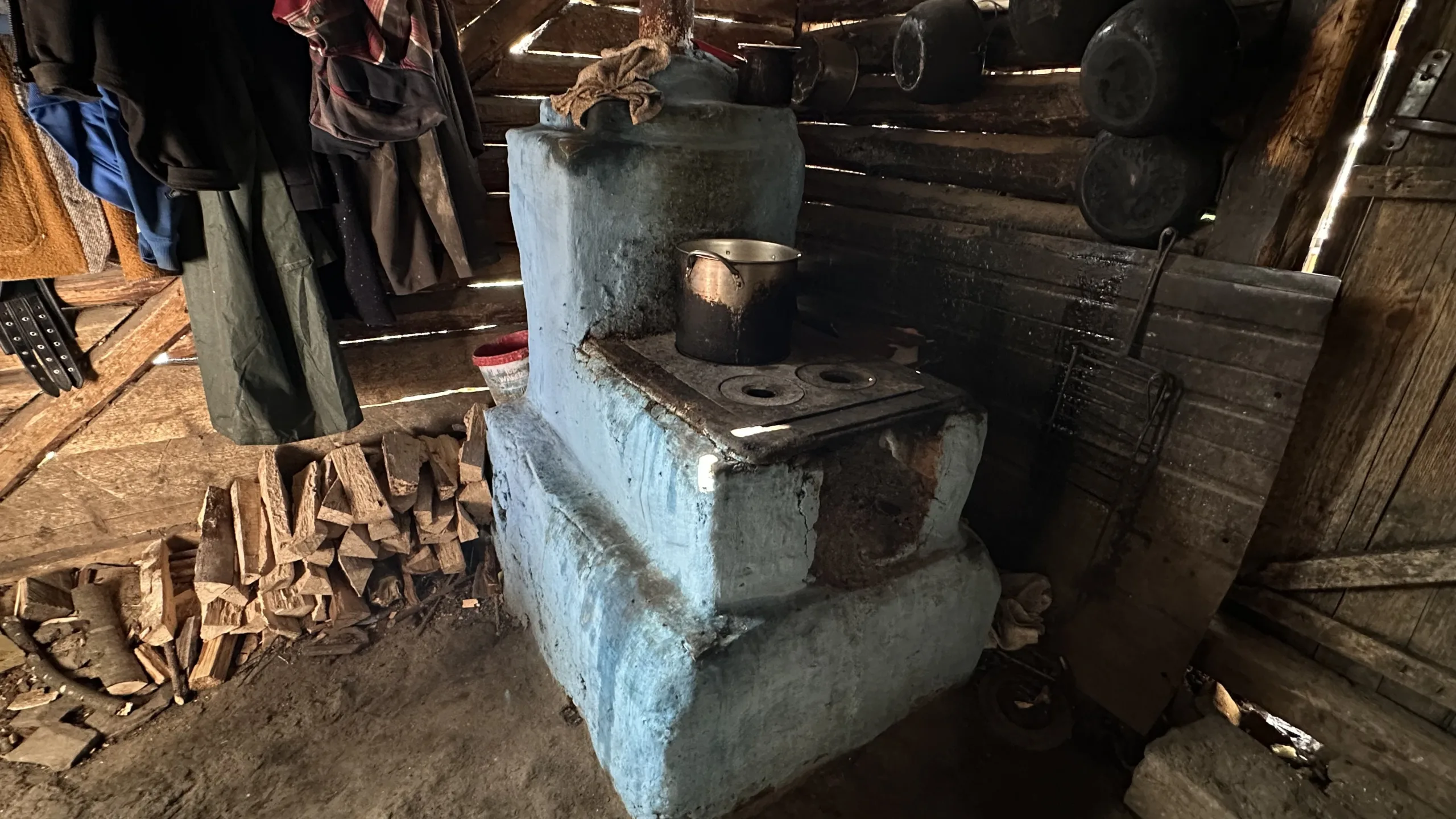Acasă la nea Gheorghe (71 ani), din cătunul Gura Mili, comuna Siriu, jud. Buzău - foto: NewsEnergy