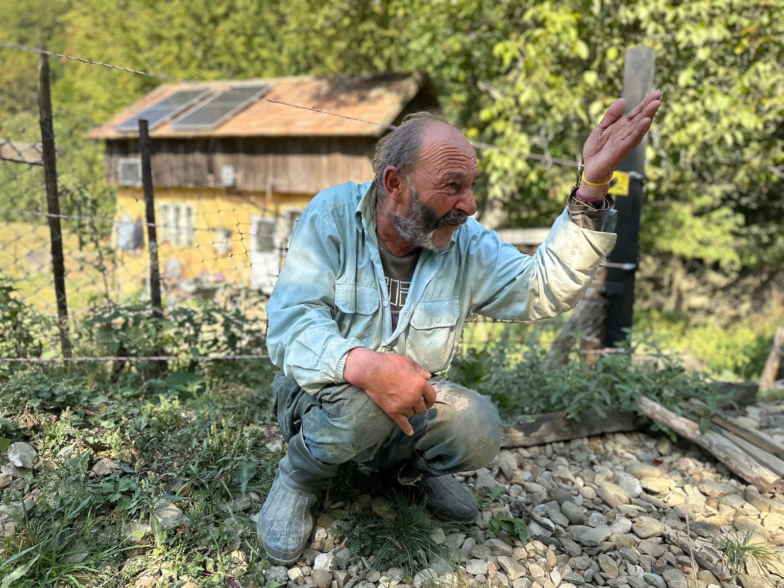 Nea Constantin (66 ani), din cătunul Gura Mili, comuna Siriu, jud. Buzău - foto: NewsEnergy