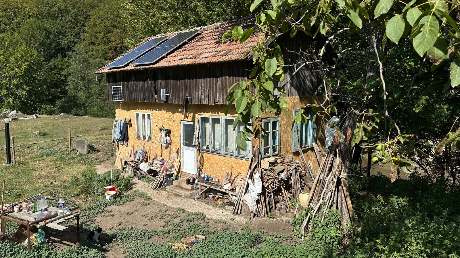 Acasă la Nea Constantin, din cătunul Gura Mili, Buzău - foto: NewsEnergy