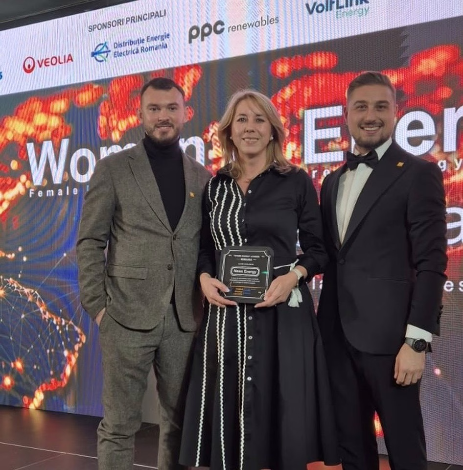 Teodora Cimpoi, fondatoarea NewsEnergy, alături de Ionuț Diaconu (stânga) și Olivian Savin (dreapta) gala Women in Energy