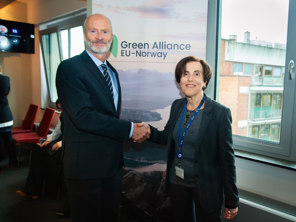 Ambasadorul Norvegiei pe lângă Uniunea Europeană, Anders H. Eide, și Diana Acconcia, director pentru Afaceri Internaționale și Finanțare Climatică în cadrul DG CLIMA - sursa foto: DG Clima