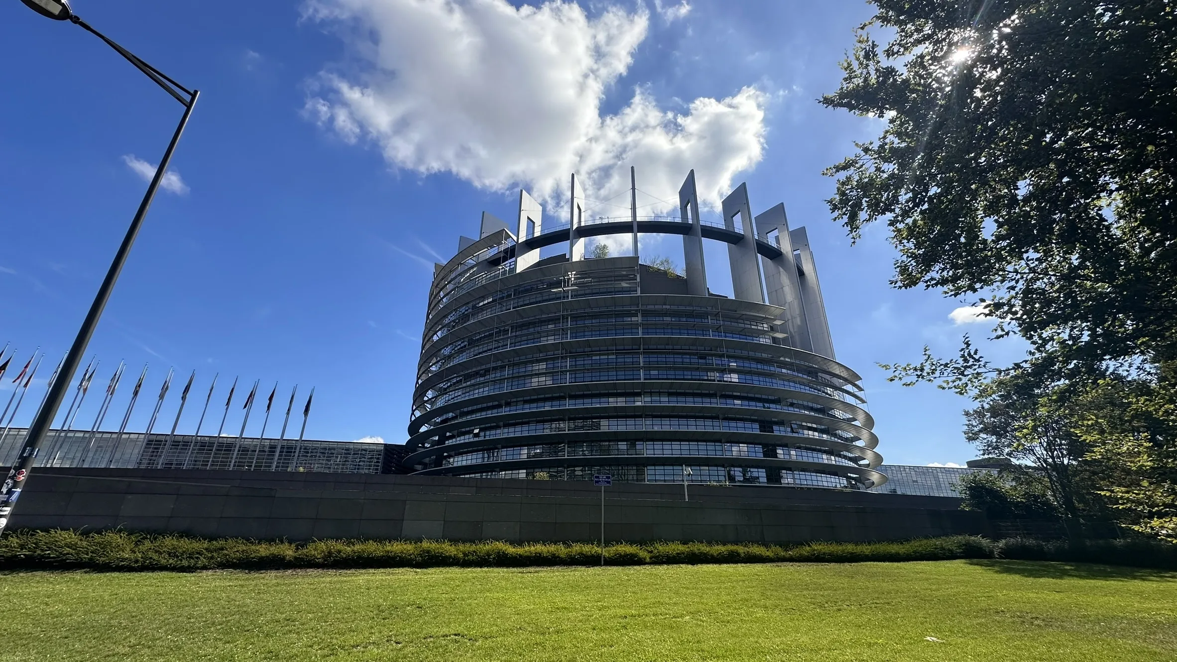 Parlamentul European vrea să extindă taxa pe carbon la frontieră și să închidă portițele CBAM | Corespondență de la Strasbourg