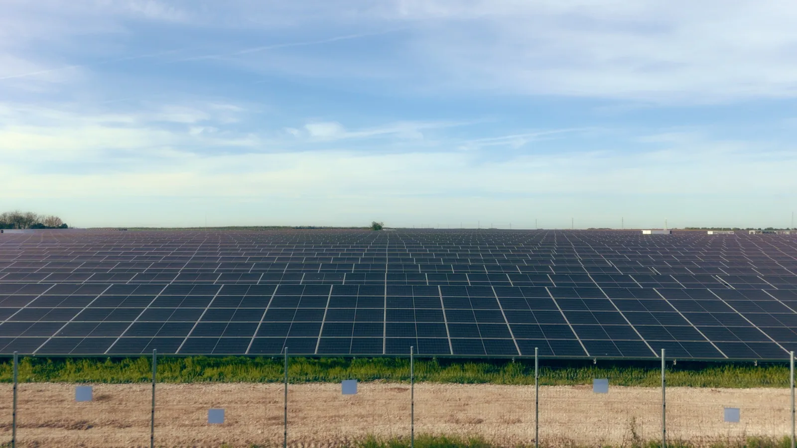 Rezolv Energy – credit verde de peste o jumătate de miliard de euro pentru cel mai mare parc fotovoltaic din UE,  la Arad